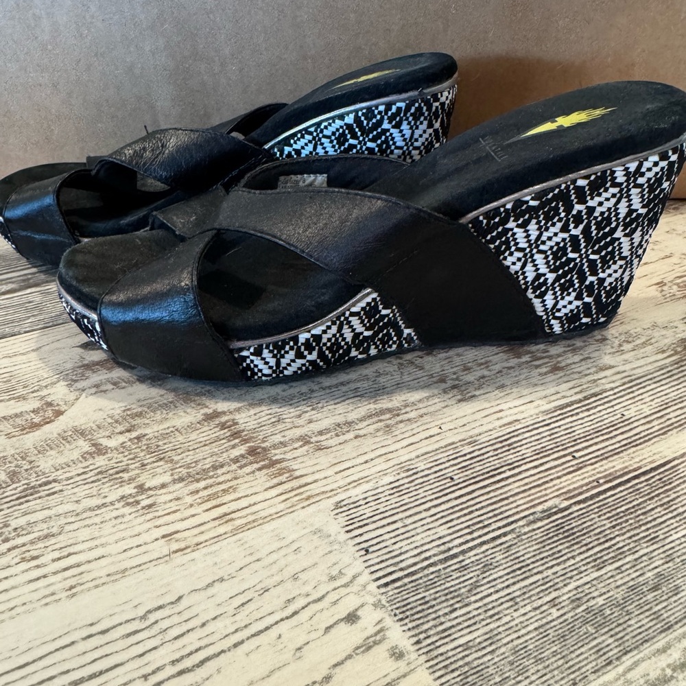 Black Volatile Wedge Sandals with Patterned Heel